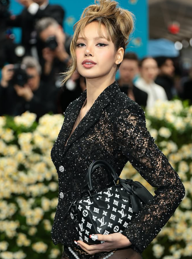 미국 ‘할리우드 리포터’와 데이터 분석 기업 ‘런치매트릭스’가 조사한 결과, 리사가 지난 ‘멧 갈라’를 통해 가장 많은 미디어 파급력을 낸 여성 1위에 올랐다. 같은 순위에서 제니는 3위 4위와 5위는 각각 젠데이아와 리한나가 차지했다. 사진출처 | 리사 인스타그램