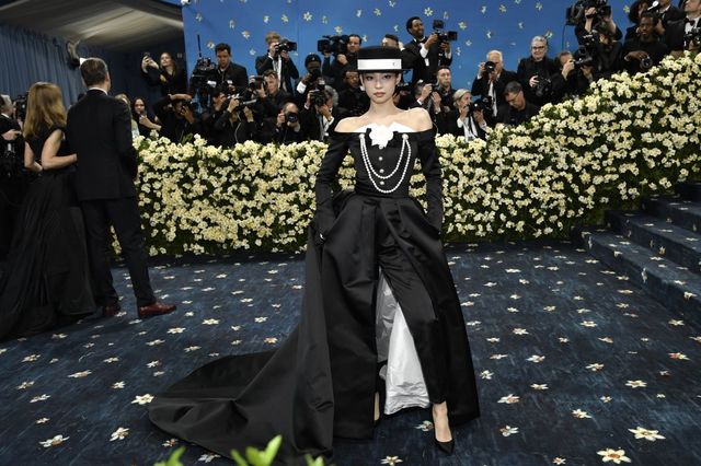 샤넬 커스텀 드레스로 풀착장한 제니는 ‘할리우드 리포트’가 발표한 ‘멧 갈라’ 미디어 영향력 순위 중 3번째로 가장 높은 여성으로 등극했다. [뉴욕=AP/뉴시스]