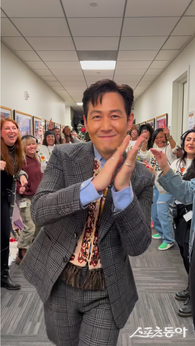 1월 ‘오징어 게임 2’ 홍보를 위해 쇼를 찾은 이정재는 ‘안녕하세요 이정재’라 외치는 스태프들의 구호에 놀란 기색을 보이다 이내 함박웃음을 지으며 그만의 방식으로 스피릿 터널을 지났다. 사진출처 | 제니퍼허드슨쇼 인스타그램