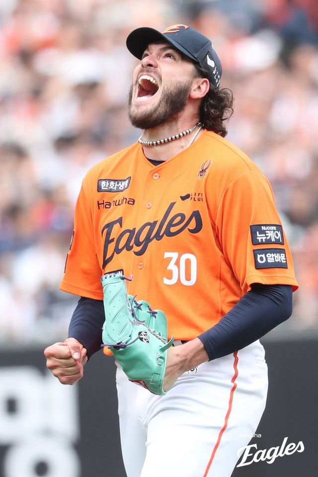 한화 코디 폰세가 17일 대전 SSG와 더블헤더 제1경기에서 8이닝 동안 18개의 삼진을 엮어내며 정규이닝 기준 최다 탈삼진 기록을 새로 썼다. 사진제공ㅣ한화 이글스