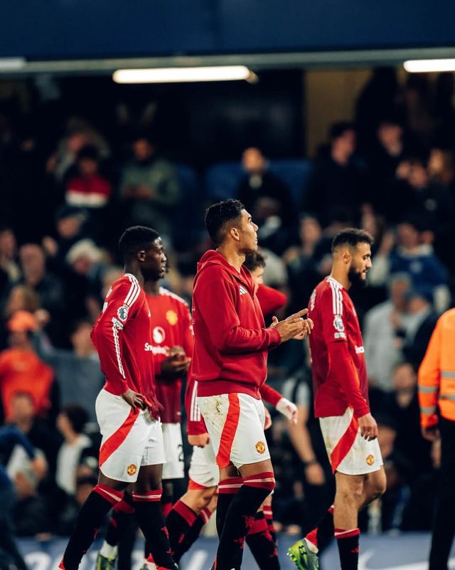 맨유 선수들이 17일(한국시간) EPL 37라운드 첼시 원정에서 0-1로 패한 뒤 고개를 숙인 채 침통해하고 있다. 사진출처｜맨체스터 유나이티드 페이스북