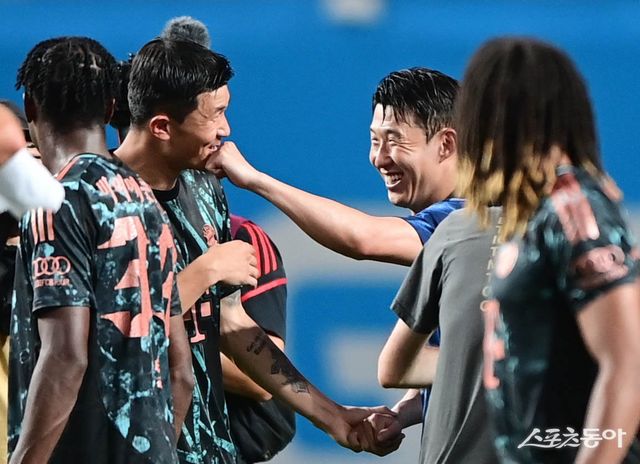 토트넘 손흥민과 바이에른 뮌헨 김민재가 지난해 8월 3일 서울월드컵경기장에서 열린 ‘2024 쿠팡플레이 시리즈’ 2차전에 앞서 서로를 격려하고 있다. 스포츠동아DB