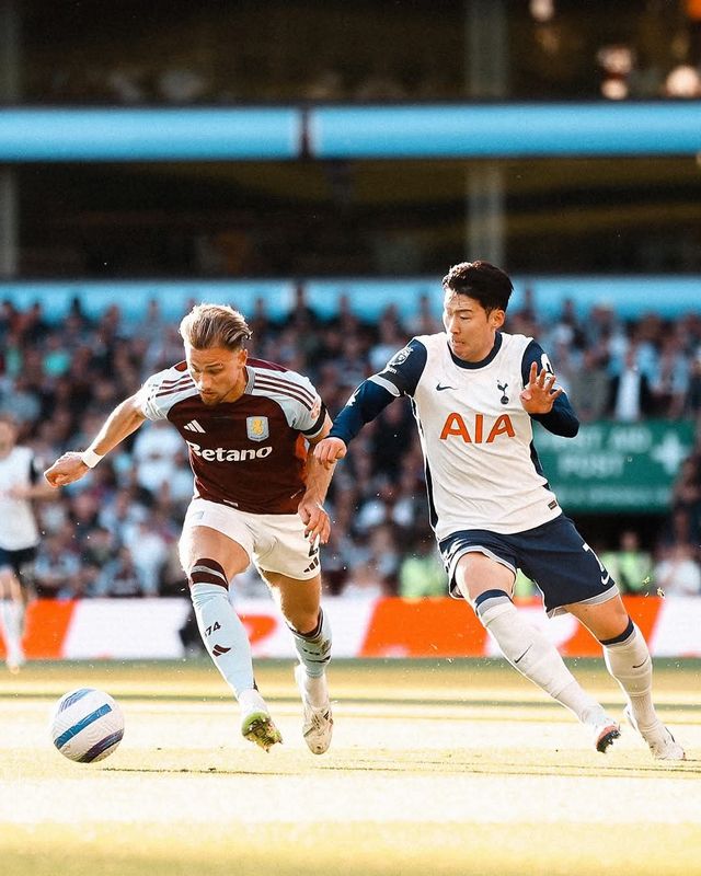 토트넘 주장 손흥민(오른쪽)이 17일(한국시간) 애스턴 빌라와 EPL 37라운드 원정경기에서 상대 수비수와 볼을 다투고 있다. 토트넘은 이 경기에서도 또 패했다. 사진출처｜토트넘 홋스퍼 페이스북