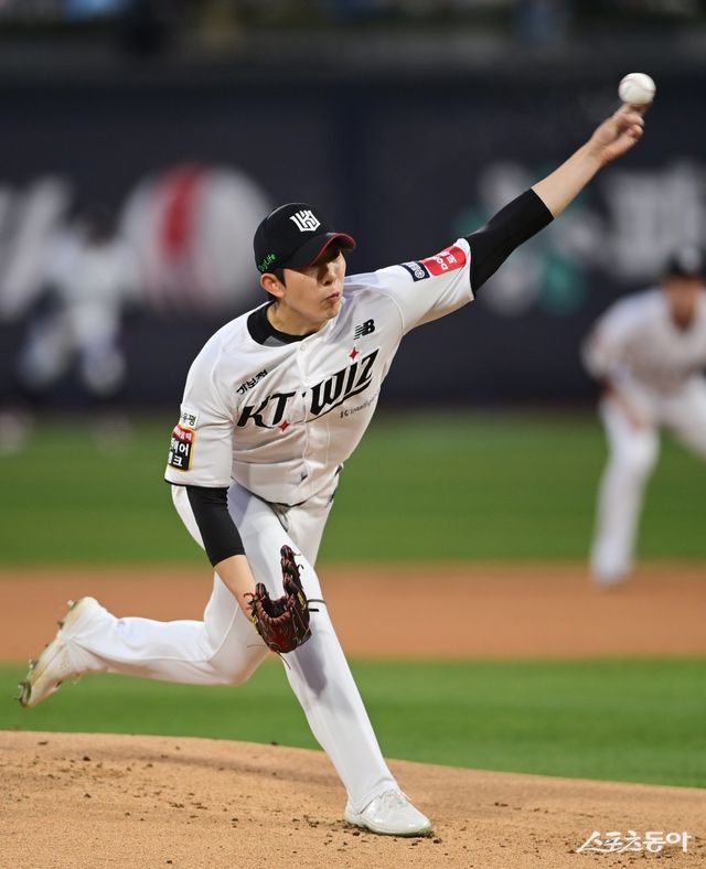 올 시즌부터 KT 유니폼을 입은 오원석은 9경기에서 5승2패, ERA 2.34의 성적을 거두며 순항 중이다. 이강철 KT 감독은 오원석의 마인드 변화와 포수 장성우의 볼배합을 활약의 비결로 꼽았다. 스포츠동아 DB