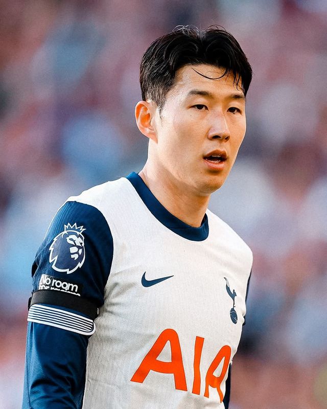 토트넘 주장 손흥민이 17일(한국시간) 버밍엄 빌라파크에서 열린 애스턴 빌라와 EPL 37라운드 원정경기에 선발 출전해 경기 상황을 지켜보고 있다. 사진출처｜토트넘 페이스북