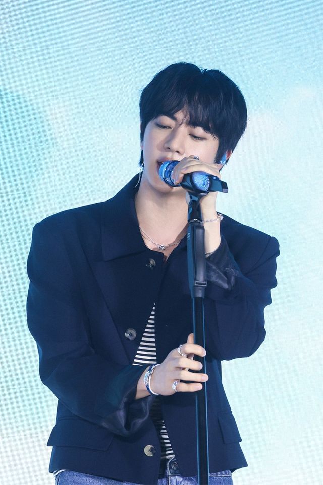 방탄소년단 진은 지난 17일 서울 성동구 성수동 앤더슨 씨에서 새 앨범 발매를 기념한 오프라인 이벤트 ‘Don’t Say You Love Me @Seongsu’를 개최했다. 이 자리는 아미와 더욱 가까이 호흡하기 위해 진행됐으며, 글로벌 슈퍼 팬 플랫폼 위버스와 틱톡 라이브를 통해서도 실시간 방송됐다. 사진 제공 | 빅히트 엔터테인먼트