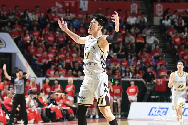 LG 허일영이&nbsp;17일 잠실학생체육관에서 열린&nbsp;SK와 챔피언 결정전&nbsp;7차전 도중 3점슛을 터트린 뒤 포효하고 있다. 사진제공｜KBL