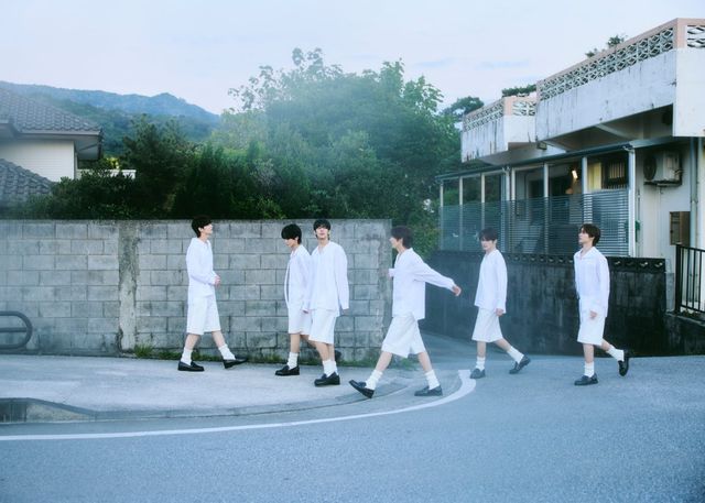 투어스가 지난 17일 SNS에 일본 데뷔 싱글 ‘Nice to see you again’의 두 번째 오피셜 포토를 게재해 ‘K-청량 대표주자’로서의 입지를 다시 한번 공고히 했다. 사진제공 | 플레디스 엔터테인먼트