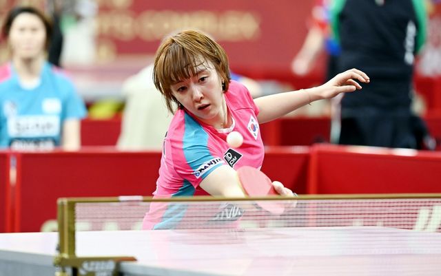 탁구국가대표팀 최고참 서효원은 2025년 카타르 도하 세계탁구선수권대회를 앞두고 ‘라스트 댄스’를 선언했다. 태극마크를 달고 뛰는&nbsp;마지막 대회에서 유종의 미를 거두겠다는 의지다. 17일(한국시간) 도하 카타르대종합체유관에서 열린 콘스탄티나 사이호지스와 대회 첫 날 여자단식 128강에서 리시브를 하는 모습. 사진제공│대한탁구협회