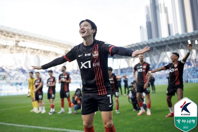 서울 정승원이 18일 대구와 원정경기에서 1-0 승리를 거둔 뒤 원정팬 앞에서 환호를 이끌어내고 있다. 사진제공｜한국프로축구연맹