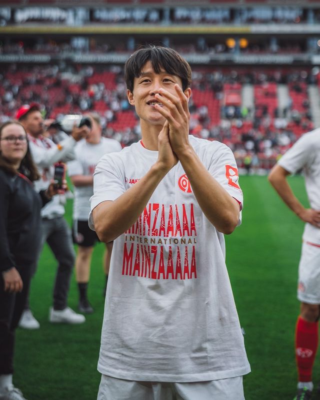 마인츠 이재성이 18일(한국시간) 메바 아레나에서 끝난 레버쿠젠과 리그 최종전 홈경기에서 2-2 무승부를 거둔 뒤 관중에게 박수를 보내고 있다. 사진출처｜마인츠 페이스북