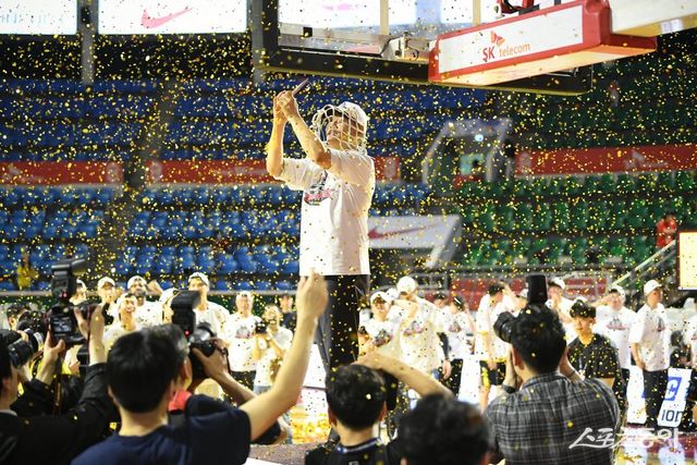 조상현 LG 감독이 17일 잠실학생체육관에서 열린 SK와 챔피언 결정전 7차전에서 승리한 뒤 우승 세리머니에서 커팅한 그물망을 머리에 쓰고, 기념촬영 하고 있다. 사진제공｜KBL