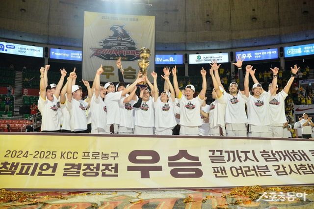 창원 LG 선수들이 17일 잠실학생체육관에서 열린 서울 SK와 챔피언 결정전 7차전에서 승리해 우승을 차지한 뒤 챔피언 트로피를 들어올리며 기쁨을 만끽하고 있다. 사진제공｜KBL