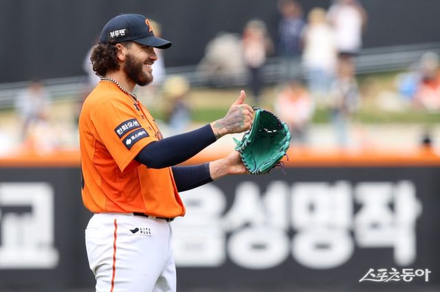 한화 코디 폰세는 지난 17일 대전 한화생명볼파크에서 열린 SSG와 홈경기에서 8이닝 18탈삼진 무실점 괴력투로 팀의 1-0 승리를 이끌었다. 폰세는 18탈삼진으로 팀 동료 류현진이 가지고 있던 정규이닝 기준 ‘한 경기 최다 탈삼진 기록’을 경신했다. 사진제공｜한화 이글스