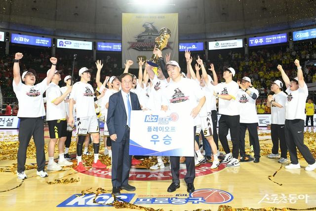 창원 LG 선수들이 17일 잠실학생체육관에서 열린 서울 SK와 챔피언 결정전에서 승리해 우승을 차지한 뒤 시상식에서 환호하고 있다. 사진제공｜KBL