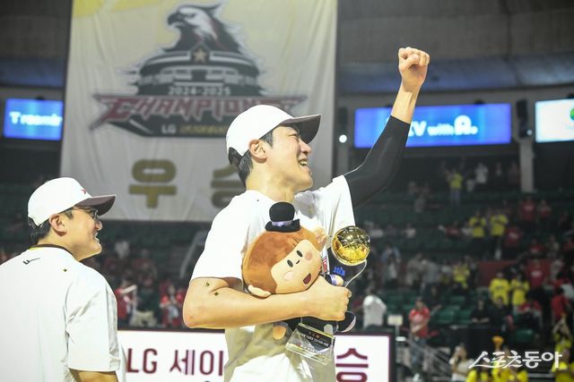 LG 허일영이 17일 잠실학생체육관에서 열린 SK와 챔피언 결정전 7차전에서 승리해 팀을 정상에 올려 놓은 뒤 PO MVP 트로피를 들고 기뻐하고 있다. 사진제공｜KBL