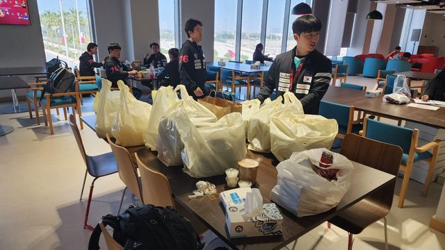 주카타르 한국대사관이 18일(한국시간) 2025세계탁구선수권대회를 치르는 탁구국가대표팀에 한식 도시락 40인분을 전달했다. 평소 식사 확보가 과제였던 대표팀에 큰 힘이 됐다. 이날 대사관이 전달한 도시락을 받고 있는 대표팀 선수단. 사진제공│대한탁구협회