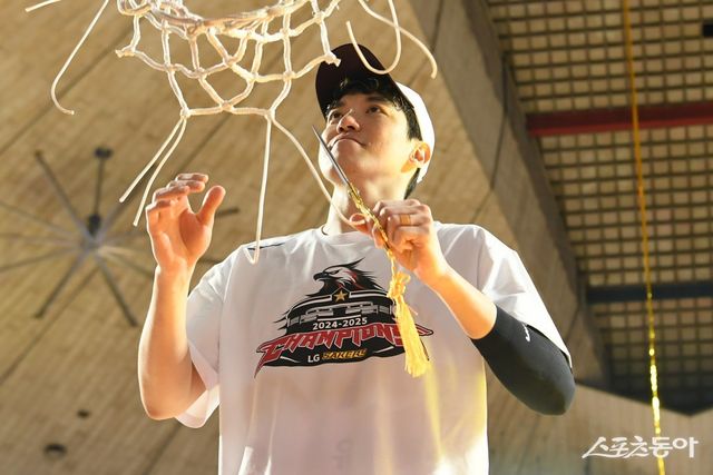 LG 허일영이&nbsp;17일 잠실학생체육관에서 열린 SK와 챔피언 결정전 7차전에서 승리해 챔피언 등극한 뒤 그물망 커팅을 하고 있다. 사진제공｜KBL