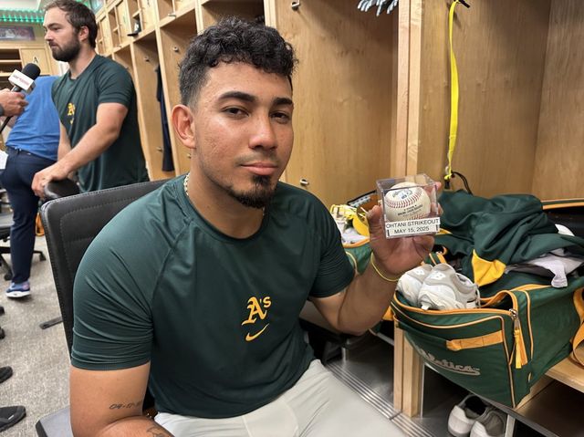 애슬레틱스 포수 조니 페레다가 16일(한국시간) 다저스타디움에서 열린 다저스와 원정경기에서 오타니 쇼헤이를 삼진으로 돌려세운 공을 든 채 웃고 있다. 사진출처｜제이컵 거비스 기자 엑스(X·옛 트위터) 캡처