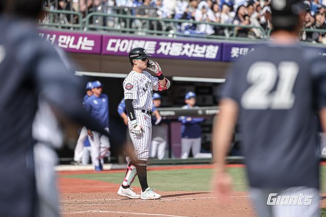 롯데 윤동희가 18일 사직구장에서 열린 삼성과 홈경기 5회말 자신의 머리 위로 향한 위협구를 피한 뒤 양창섭을 바라보고 있다. 사진제공｜롯데 자이언츠