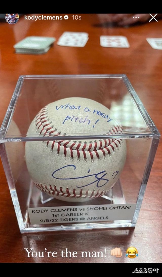 미네소타 내야수 코디 클레멘스가 디트로이트 시절 삼진으로 돌려세운 오타니에게 사인을 받은 공을 촬영해 SNS에 올렸다. 사진출처｜코디 클레멘스 인스타그램 캡처