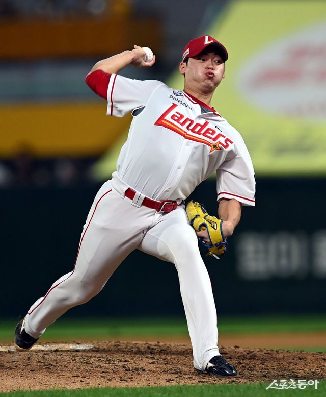 SSG 마무리투수 조병현은 올해 20경기에서 3승1패6세이브 평균자책점 1.31 등의 훌륭한 성적을 거뒀다. 마무리투수로 활약하기 시작한 지난해의 경험과 전력분석 팀의 도움이 마운드 위 자신감과 안정감의 밑바탕이 되고 있다. 스포츠동아DB