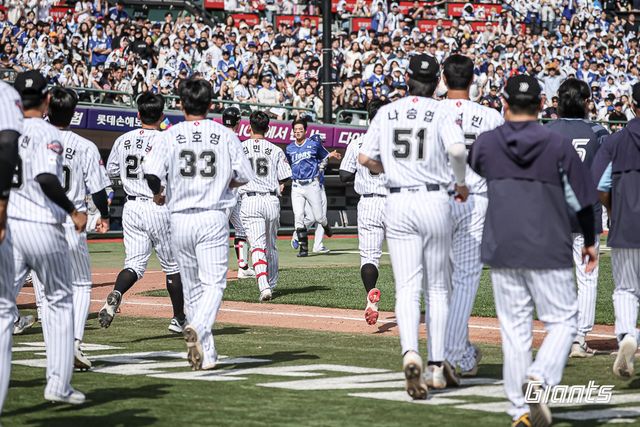 롯데 선수들이 18일 사직구장에서 열린 삼성과 홈경기 5회말 윤동희의 머리 위로 위협구가 날아간 뒤 그라운드로 뛰쳐 나가고 있다. 사진제공｜롯데 자이언츠