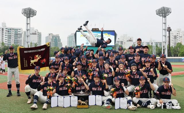 성남고 선수들이 19일 목동구장에서 열린 제79회 황금사자기 전국고교야구대회 겸 주말리그 왕중왕전(동아일보사·스포츠동아·대한야구소프트볼협회 공동주최) 결승전에서 유신고를 10-4로 꺾고 우승을 확정한 뒤 기뻐하고 있다. 목동｜양회성 동아일보 기자 yohan@donga.com