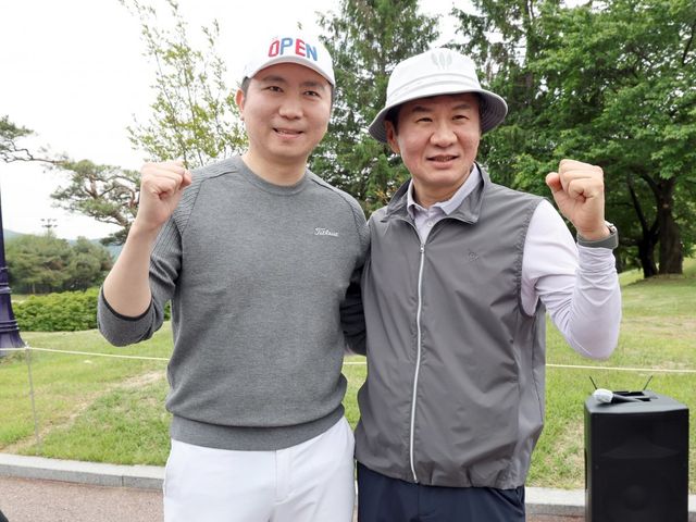 정몽규 대한축구협회 회장(오른쪽)과 유승민 대한체육회장이 19일 경기도 용인 코리아CC에서 개최된 ‘2025 축구인 골프대회’에서 어깨동무를 하며 환하게 웃고 있다. 용인｜사진공동취재단