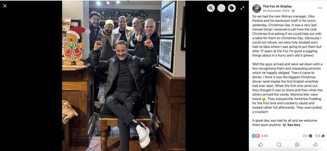 울버햄턴 비토르 페레이라 감독(가운데)이 울버햄턴 근교의 한 맥주펍에서 손님들과 함께 포즈를 취하고 있다. 사진출처｜페이스북