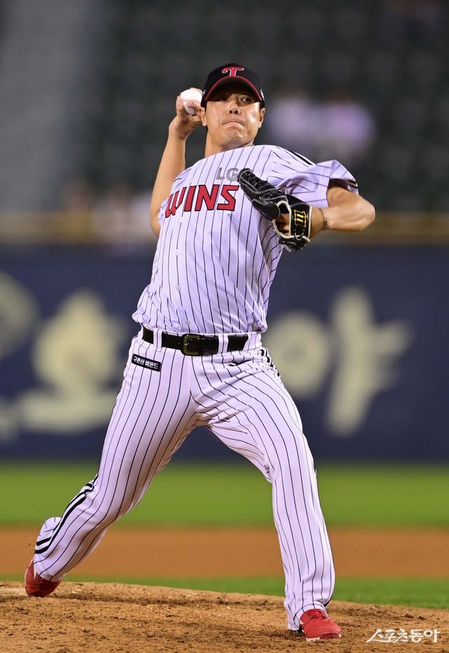 LG 김진성은 통산 713경기에 등판한 베테랑이다. 방출을 걱정했던 그가 연봉 3억3000만 원을 받는 셋업맨으로 진화한 비결은 끊임없는 노력과 철저한 몸관리다. 스포츠동아 DB