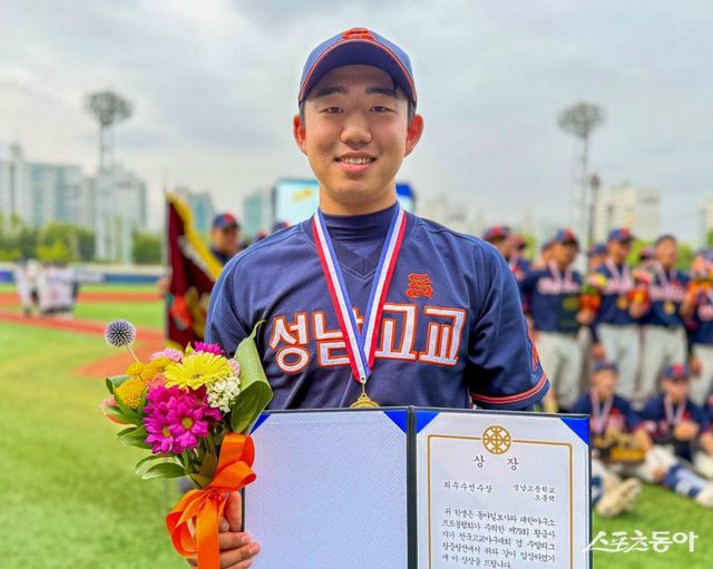 제79회 황금사자기 전국고교야구대회 겸 주말리그 왕중왕전(동아일보사·스포츠동아·대한야구소프트볼협회 공동주최) 최우수선수(MVP)로 선정된 성남고 사이드암 오훈택이 19일 목동구장에서 열린 유신고와 대회 결승전이 끝난 뒤 시상식에서 밝게 웃고 있다. 목동｜김현세 기자 kkachi@donga.com