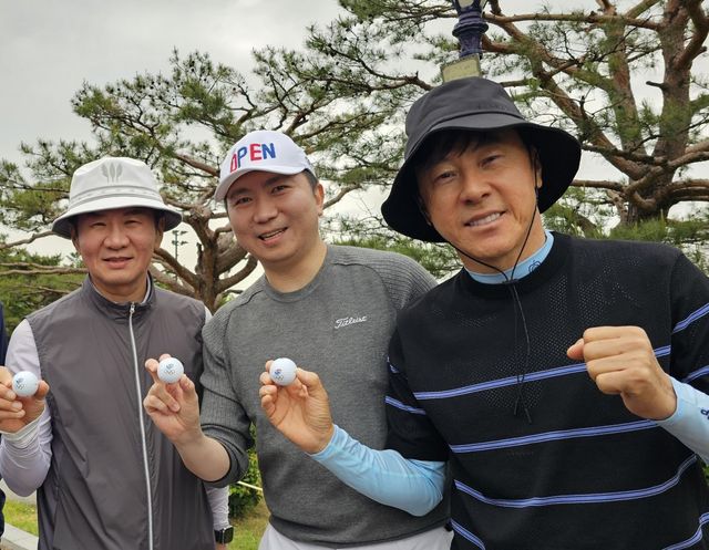 정몽규 대한축구협회(KFA) 회장과 유승민 대한체육회 회장, 신태용 KFA 부회장(왼쪽부터)이 19일 경기도 용인 코리아CC에서 열린 ‘2025 축구인 골프대회’를 시작하며 활짝 웃고 있다. 용인｜사진공동취재단