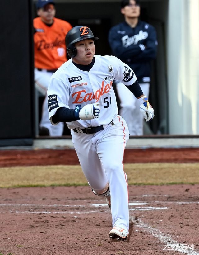 올 시즌 초반 지명타자로 선발 라인업에 주로 이름을 올렸던 한화 문현빈이 김경문 감독으로부터 새로운 역할을 부여 받았다. 당분간 좌익수로 나서면서 팀 화력을 끌어 올릴 예정이다. 시즌 초반 홈런포로 팀 연패를 끊었던 문현빈의 공격력이 다시 한 번 더 한화에 활력을 공급할지 관심이 집중된다. 스포츠동아DB