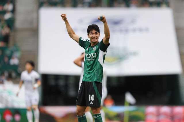 전북 전진우가 올 시즌 K리그1에서 가장 먼저 두 자릿수 득점을 찍었다. 17일 전주월드컵경기장에서 열린 안양과 홈경기에서다. 전진우의 맹활약에 힘입어 전북도 ‘명가재건’의 꿈을 계속 이어가고 있다. 사진제공｜한국프로축구연맹