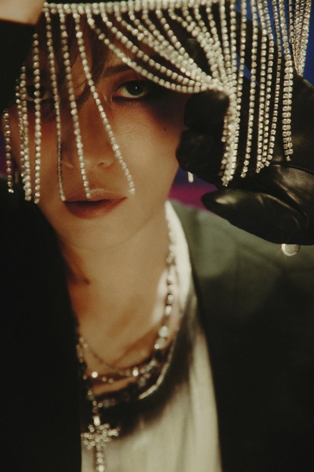 김재중이 19일 새 앨범 ‘뷰티 인 카오스’로 ‘록 스타’의 면모를 보였다. 김재중의 독보적인 록 스프릿을 담은 이번 앨범은 ‘혼돈 속에서도 아름다움을 발견하고, 그 속에서 새로운 시작을 만들어낸다’는 의미를 담고 있다. 사진제공 | 인코드 엔터테인먼트