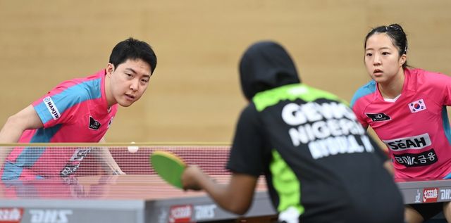 임종훈(오른쪽)-신유빈이 19일(한국시간) 카타르대종합체육관에서 벌어진 2025도하세계선수권대회 혼합복식 32강에서 올라히데 오모타요-카비랏 아율라를 상대하고 있다. 11분06초만에 게임스코어 3-0 승리를 거뒀다. 사진제공│대한탁구협회