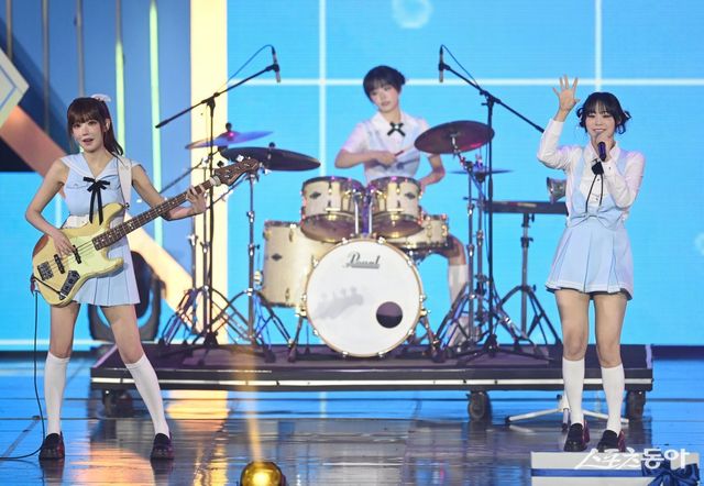 디 어워즈 시상식에 참석해 공연 중인 QWER. 스포츠동아DB