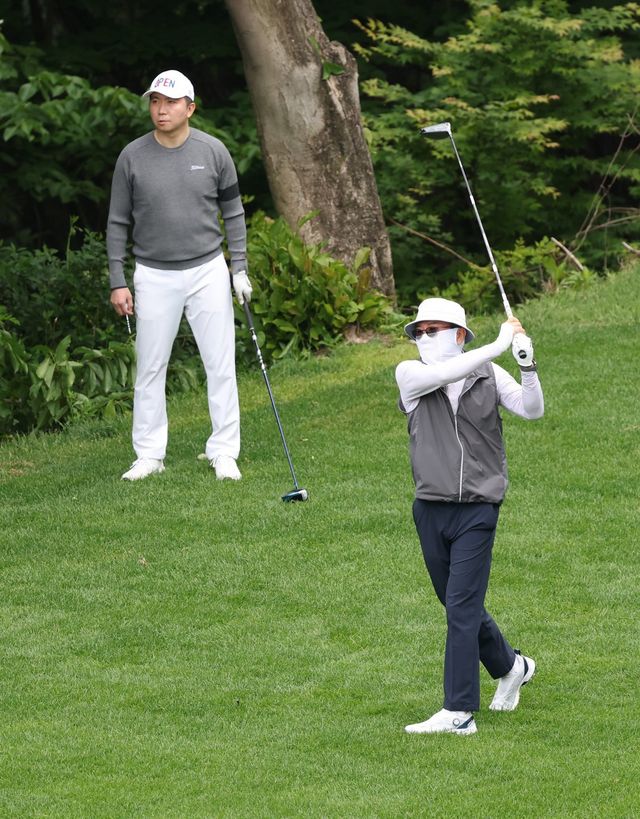 정몽규 대한축구협회 회장(오른쪽)이 19일 경기도 용인 코리아CC에서 개최된 ‘2025 축구인 골프대회’에서 샷을 날리자 유승민 대한체육회장이 지켜보고 있다. 용인｜사진공동취재단