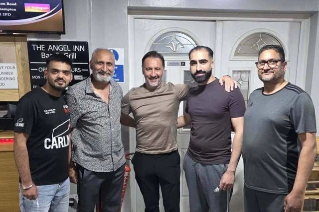 울버햄턴 비토르 페레이라 감독(가운데)이 울버햄턴 근교의 한 맥주펍에서 손님들과 함께 포즈를 취하고 있다. 사진출처｜페이스북