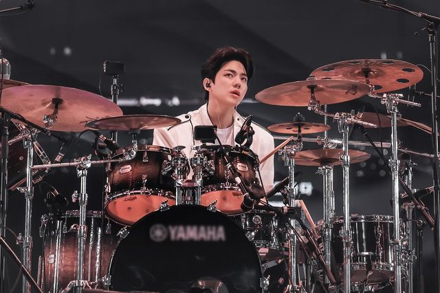 데이식스는 지난 10년간 함께 해온 팬덤 ‘마이데이’에 대한 고마움도 있지 않았다. 팬들의 영상 메시지를 본 멤버들은 눈물을 비추기도 했다. 사진제공 | JYP 엔터테인먼트