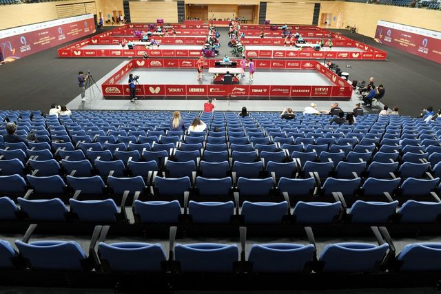 카타르는 주요 국제대회를 성공적으로 개최해 세계적 스포츠 허브로 도약할 참이다. 그러나 이 같은 행보가 ‘속 빈 강정’이라는 지적도 많다. 18일(한국시간) 2025세계탁구선수권 개최에도 관중석이 텅텅 빈 카타르대종합체육관. 사진제공│대한탁구협회