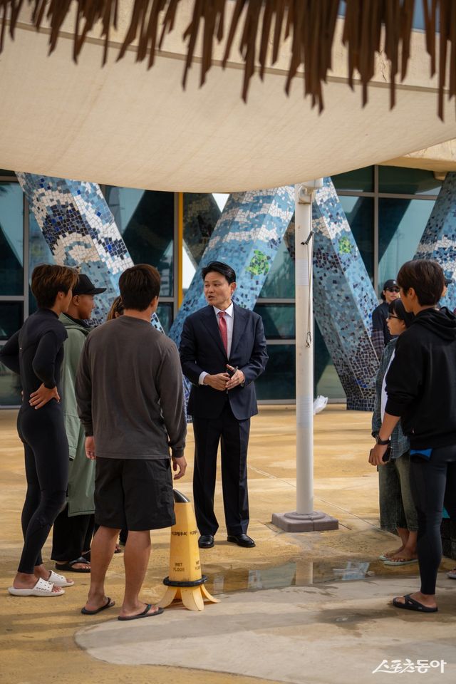 한·일 수교 60주년을 기념하는 국제서핑대회 ‘SAWAKAMI 아시아 챌린지’가 18일&nbsp;경기도&nbsp;시흥 웨이브파크에서 열렸다. 사진제공｜Korea Surf League