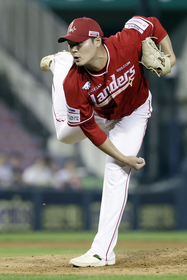 SSG 전영준이 20일 잠실 두산전에 선발등판해 4.1이닝 3실점을 기록하며 승리의 발판을 마련했다. 서울｜뉴시스