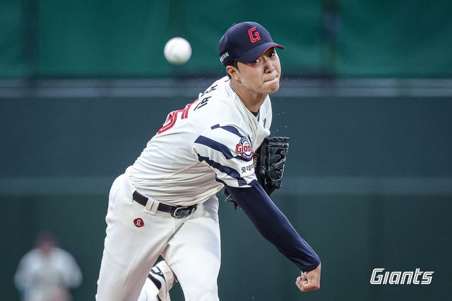 롯데 윤성빈이 20일 사직구장에서 열린 LG와 홈경기에 선발등판해 역투하고 있다. 사진제공｜롯데 자이언츠