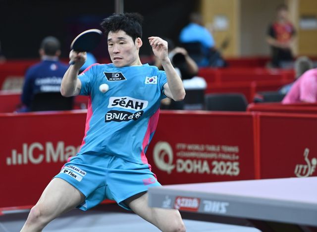 탁구국가대표팀 장우진이 20일(한국시간) 카타르대종합체육관에서 열린 2025세계탁구선수권대회 남자단식 64강에서 벤야민 파라지(이란)를 게임스코어 4-0으로 꺾었다. 경기 도중 파라지의 도발에 흔들리지 않고 베테랑답게 승리를 거머쥐었다. 사진제공│대한탁구협회