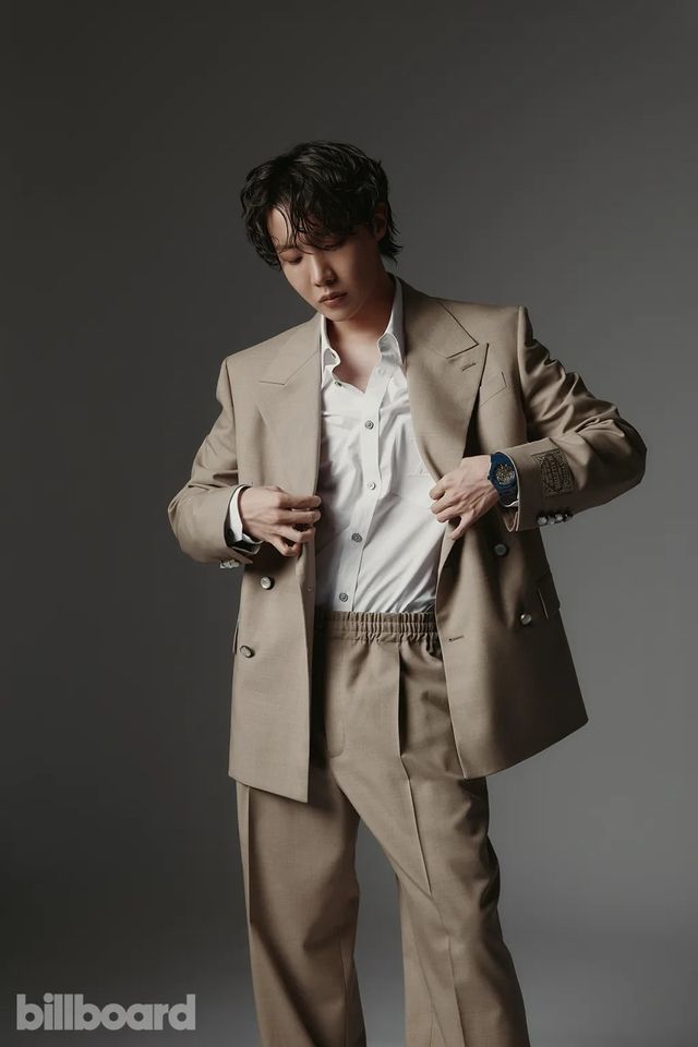 방탄소년단은 오는 6월 말, 군복무 중인 멤버들(RM, 뷔, 지민, 정국, 슈가)이 모두 제대하며 완전체 복귀가 기대되고 있다. 앞서 제대한 진과 제이홉은 솔로 아티스트로 활발하게 활동 중이며, 제이홉은 지난 2월 시작한 단독 월드투어 ‘Hope on the Street’을 통해 현재 세계 15개 도시에서 31회의 공연을 소화 중이다.&nbsp;사진제공 | 빌보드