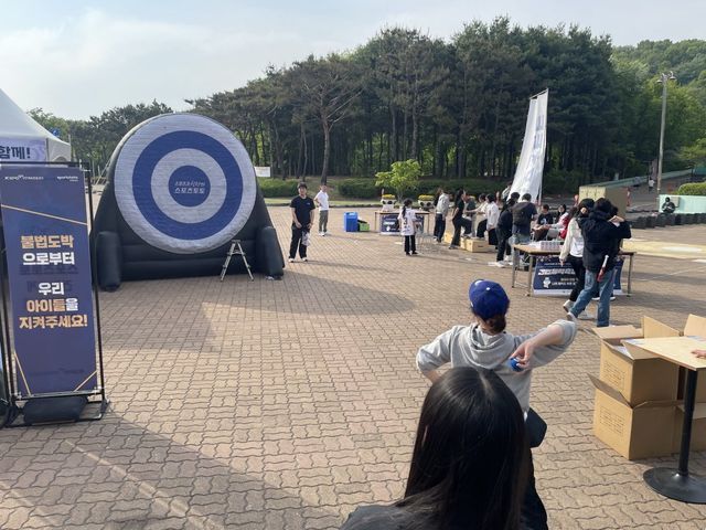 13일 인천SSG랜더스필드에서 열린 ‘내 응원의 함성을 스포츠토토와 함께‘ 행사 중 한 시민이 미니 스포츠 게임에 참여하고 있다.