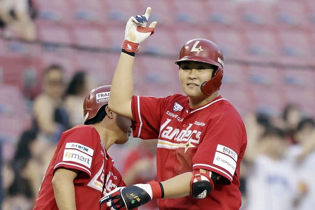 SSG 고명준이 20일 잠실 두산전에서 3회초 2타점 3루타를 쳐낸 뒤 기뻐하고 있다. 고명준은 이날 4타수 2안타 2타점의 활약으로 팀의 5-3 승리를 이끌었다. 서울｜뉴시스