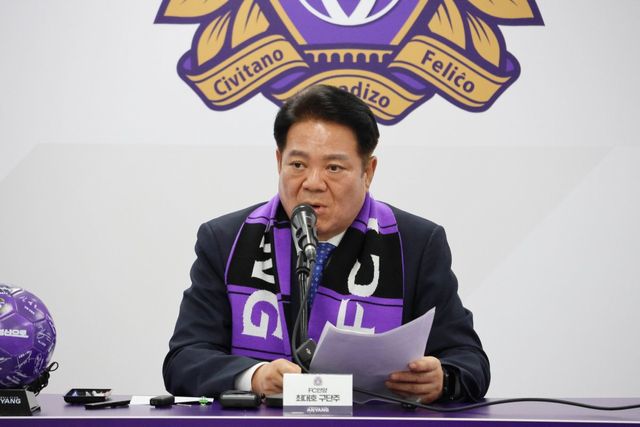 최대호 안양시장 겸 FC안양 구단주가 20일 안양종합운동장에서 기자회견을 열고 K리그 심판 판정에 대한 불만을 제기했다. 사진제공｜FC안양